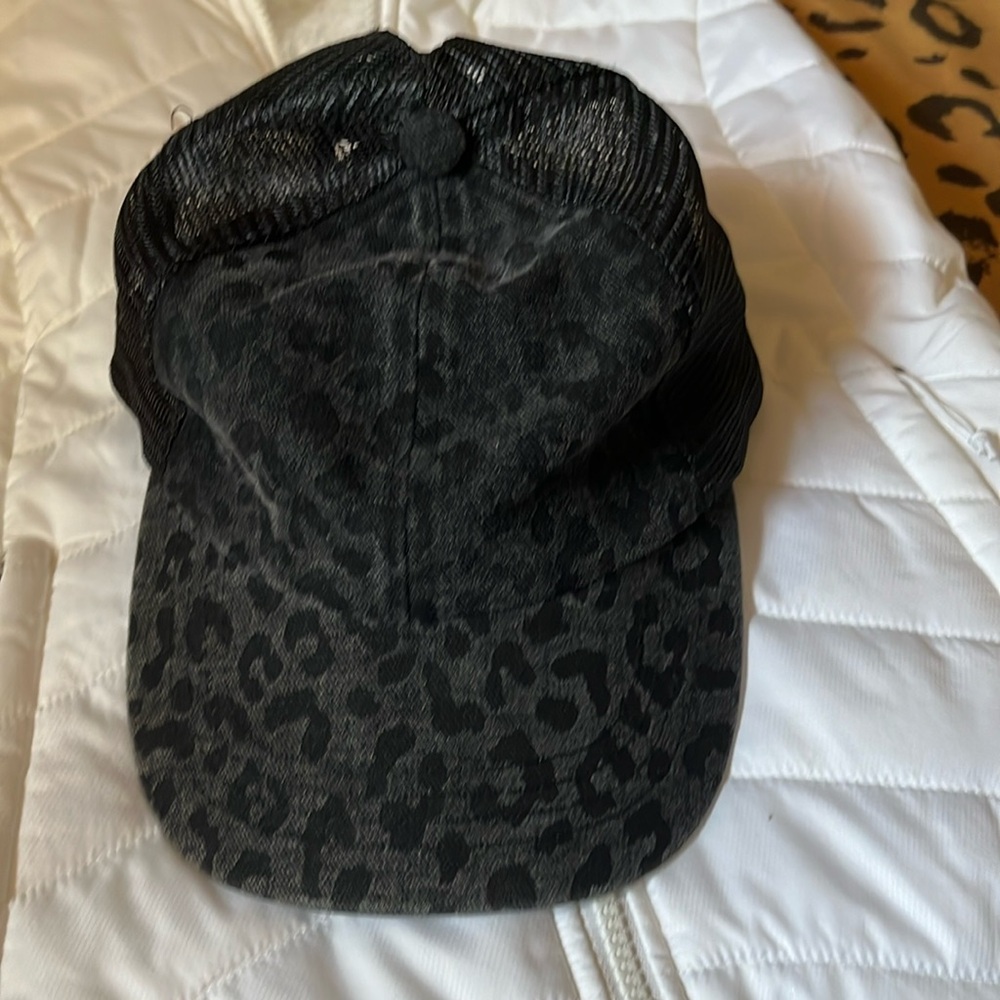 Women’s like new leopard baseball hat